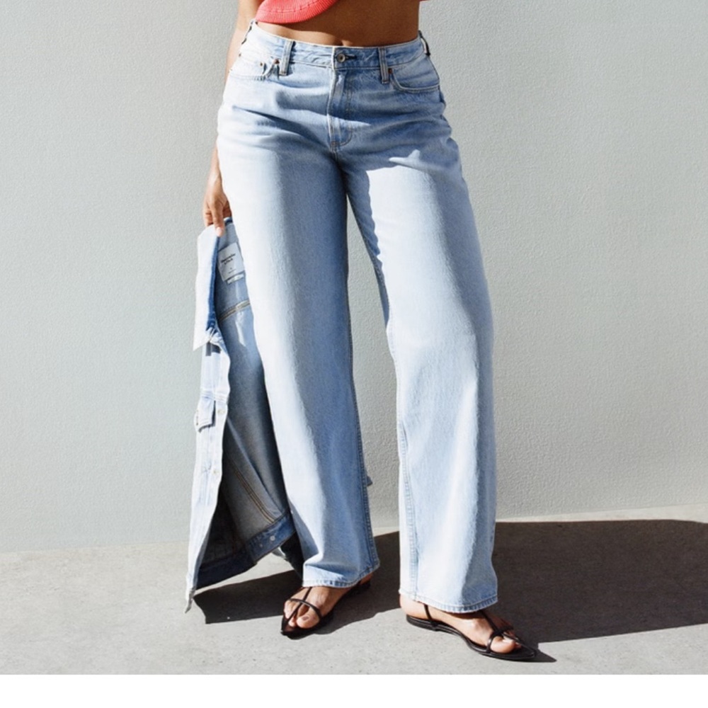 Abercrombie Curve Love Loose High Rise Jean 31 Short